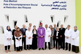 Image du Maroc Professionnelle de  Sa Majesté le Roi Mohammed VI, pose pour une photo souvenir après l'inauguration d'un Centre d'addictologie au quartier Sidi Moumen à Casablanca  - Fondation Mohammed V pour la Solidarité, le 24 Mai 2018 (Photo/ SPPR) via Jalilbounhar.com 